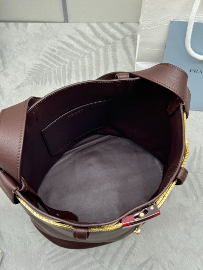 プラダ「Prada」メタルチェーン バケットバッグ