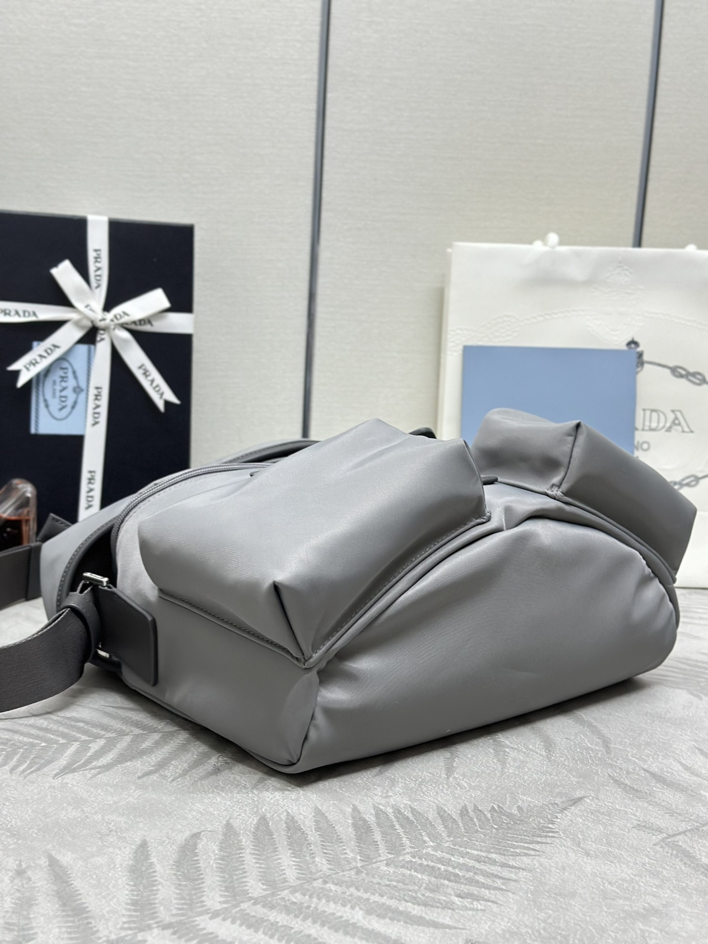 プラダ「Prada」 テッスート メンズショルダーバッグ