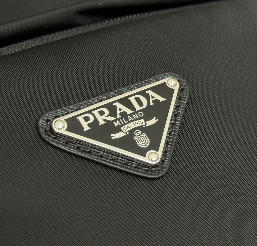 プラダ「Prada」サフィアーノ＆ナイロン バックパック