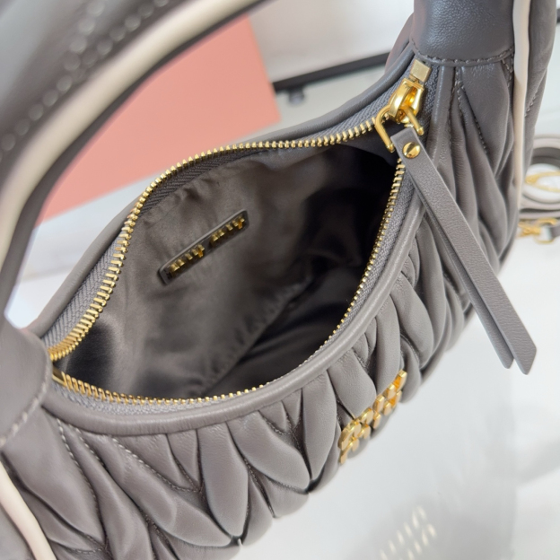 ミュウミュウ「Miu Miu」Wander Matelassé ハンドバッグ