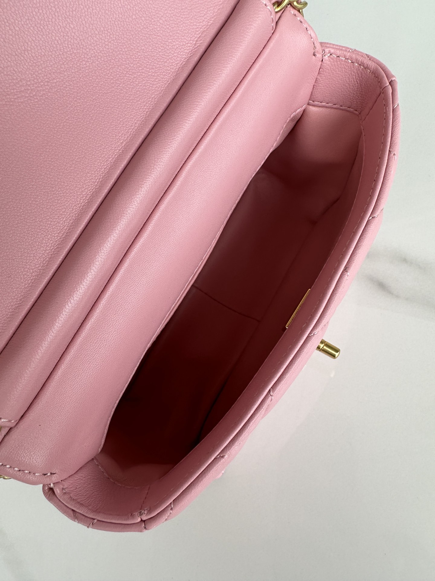 シャネル「Chanel」クラシック フラップ メタリックアクセント ショルダーバッグ