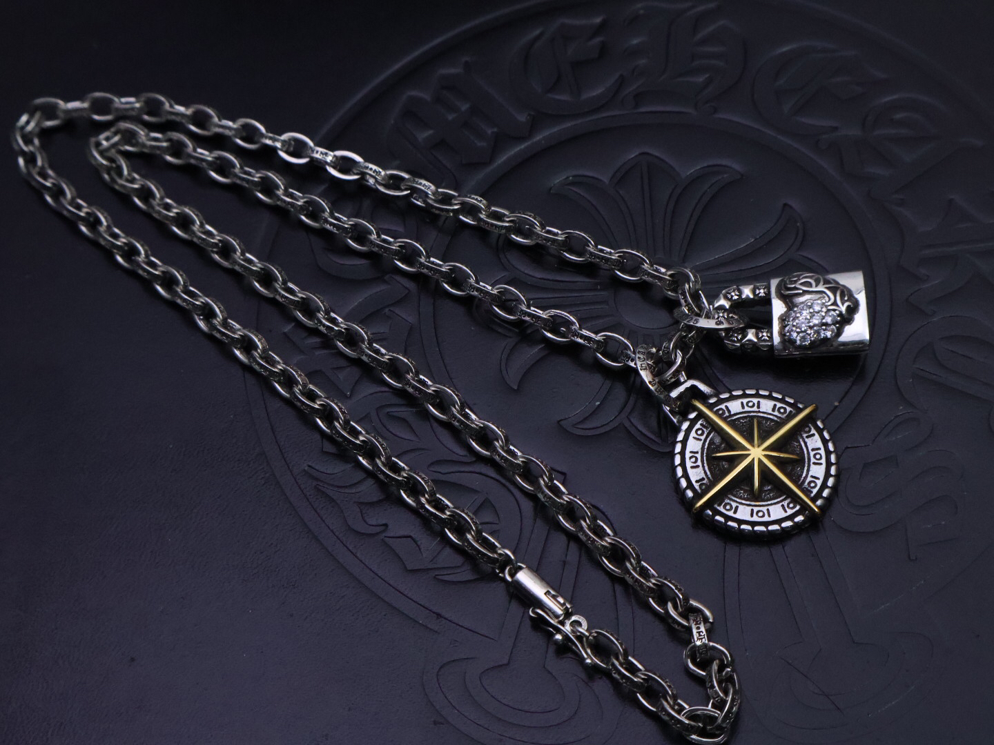 クロムハーツ「Chrome Hearts」のクラシックネックレス - 日常に上品なアクセントを添えるユニセックスモデル