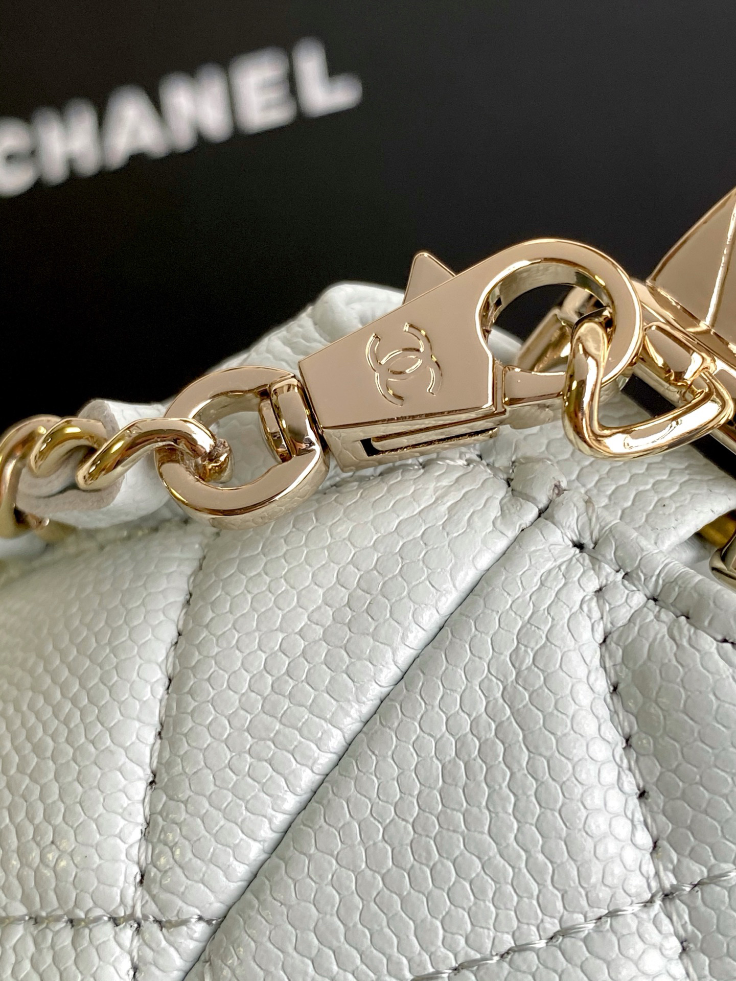 シャネル「Chanel」‌24B ハンドル付きランチボックスバッグ