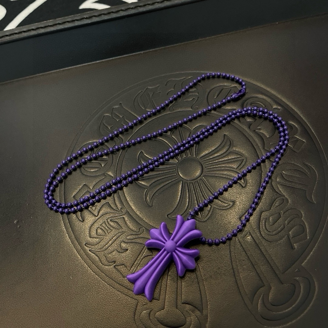 クロムハーツ「Chrome Hearts」クロスチャームネックレス（レジン製）