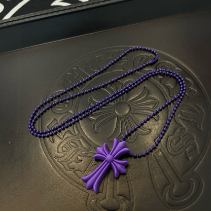 クロムハーツ「Chrome Hearts」クロスチャームネックレス（レジン製）