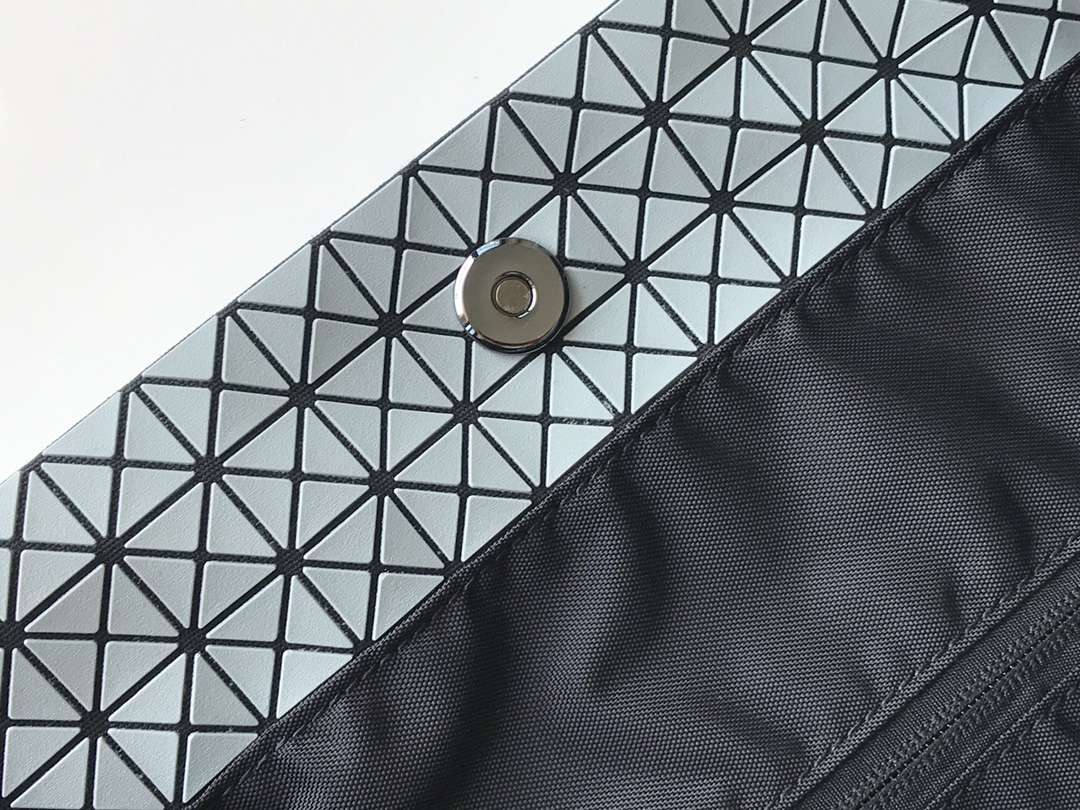 イッセイ・ミヤケ「Issey Miyake」シリコーン素材 通勤トートバッグ