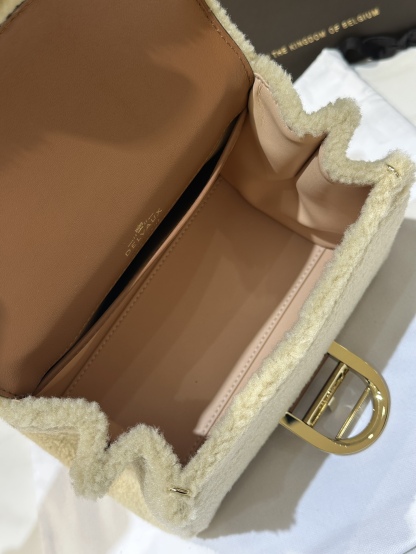 デルヴォー「Delvaux」 Petit Teddy ショルダーバッグ