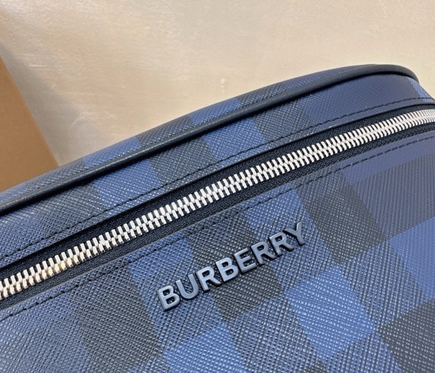 バーバリー「Burberry」深い青色トレンチ ウエストバッグ