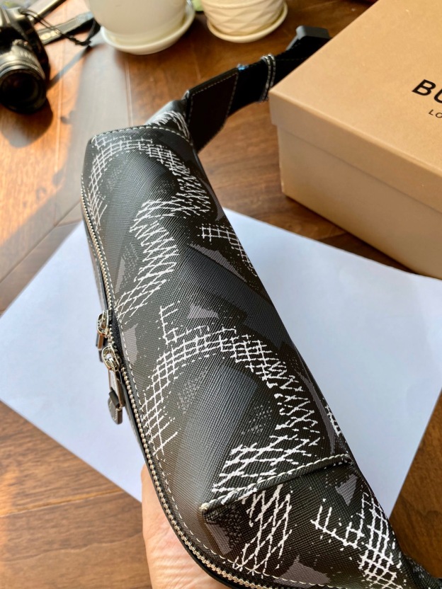 バーバリー「Burberry」クラシックチェック ウエストバッグ