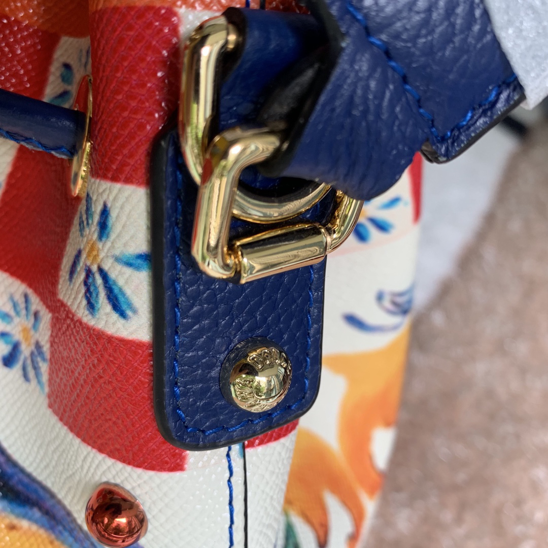 ドルチェ・アンド・ガッバーナ「D&G」エンボス レザートップハンドルバッグ