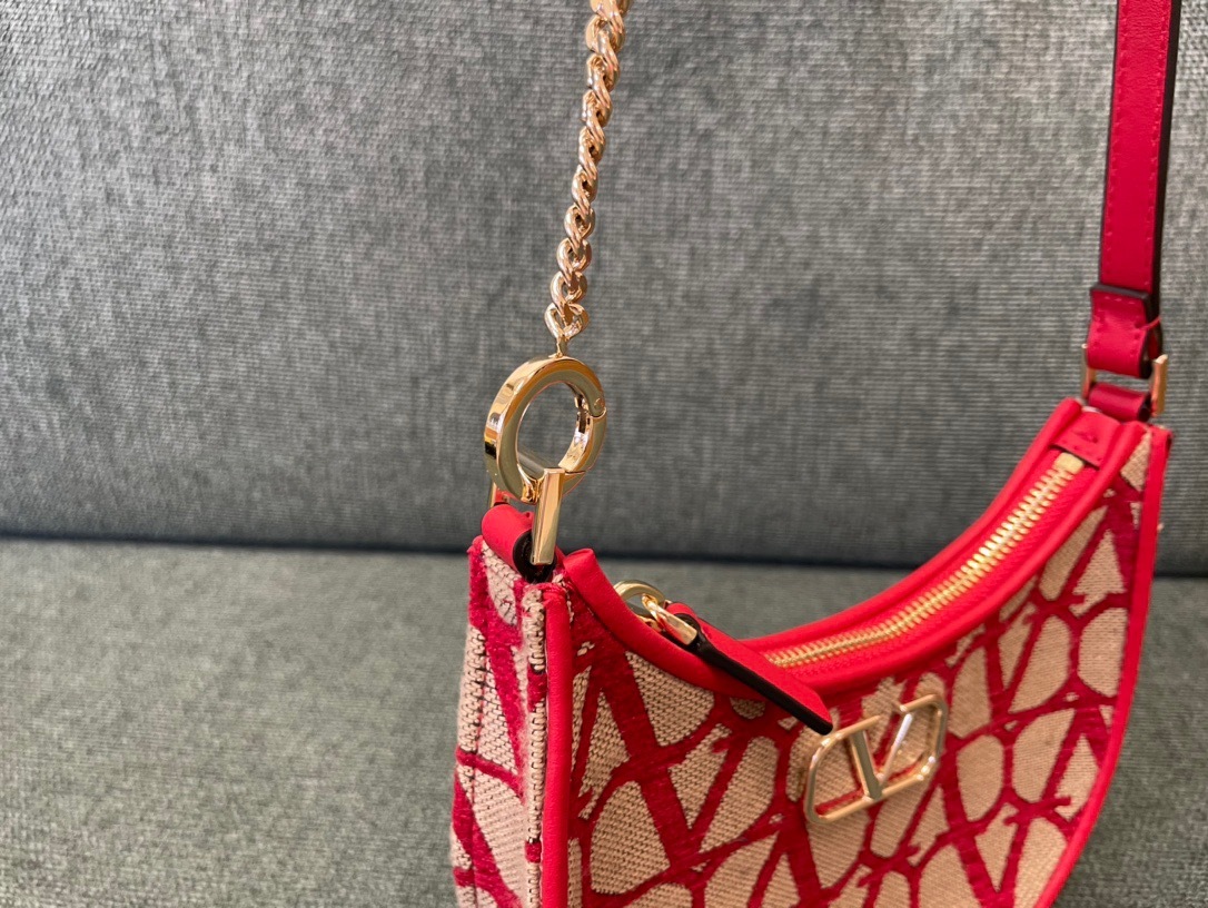 ヴァレンティノ「Valentino」レッドが ミニハンドバッグ