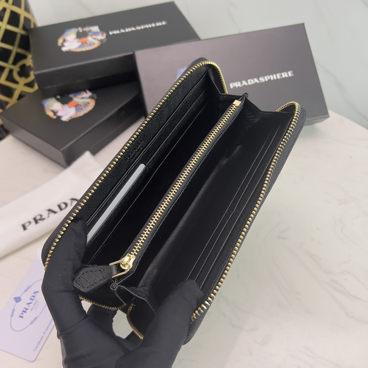 プラダ「PRADA」サフィアーノトライアングル ジップアラウンド長財布