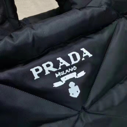 プラダ「Prada」 Re-Nylon トートバッグ
