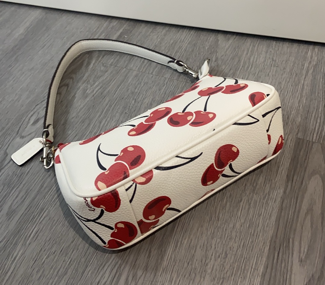 コーチ「Coach」Teri チェリー柄 アンダーアームバッグ