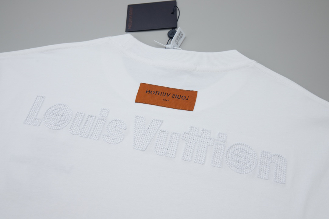 ルイ・ヴィトン「Louis Vuitton」25SS スプリング コレクション カットアウトエンブロイダリー LVロゴ ショートスリーブTシャツ（メンズ）