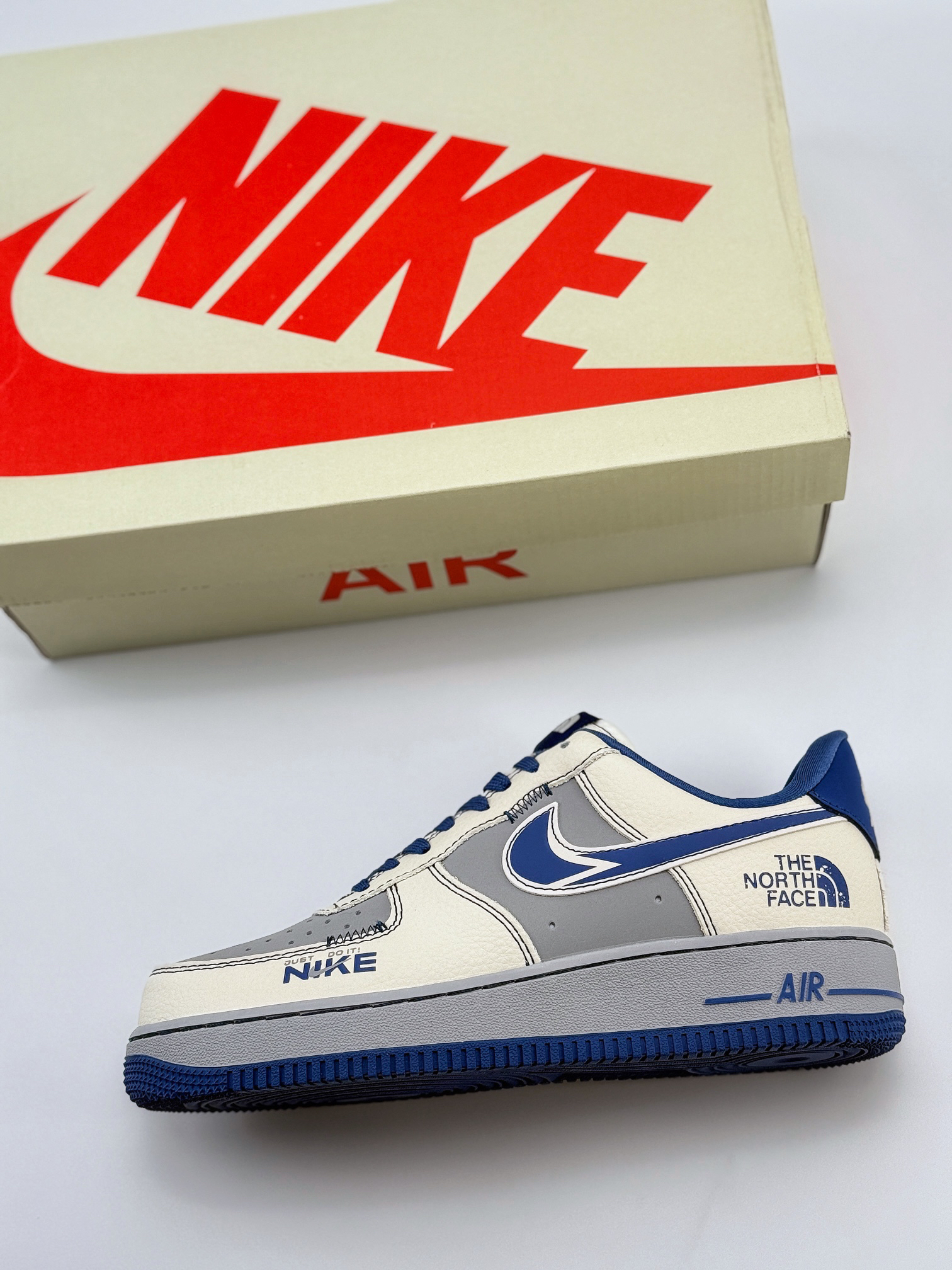 「コラボモデル」The North Face x Nikeスニーカー