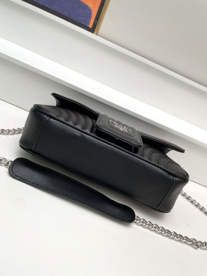 プラダ「Prada」チェーン クロスボディバッグ