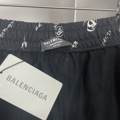 バレンシアガ「Balenciaga」ヘビーウォッシュ＋インディゴ染め＋フルロゴプリントショートパンツ