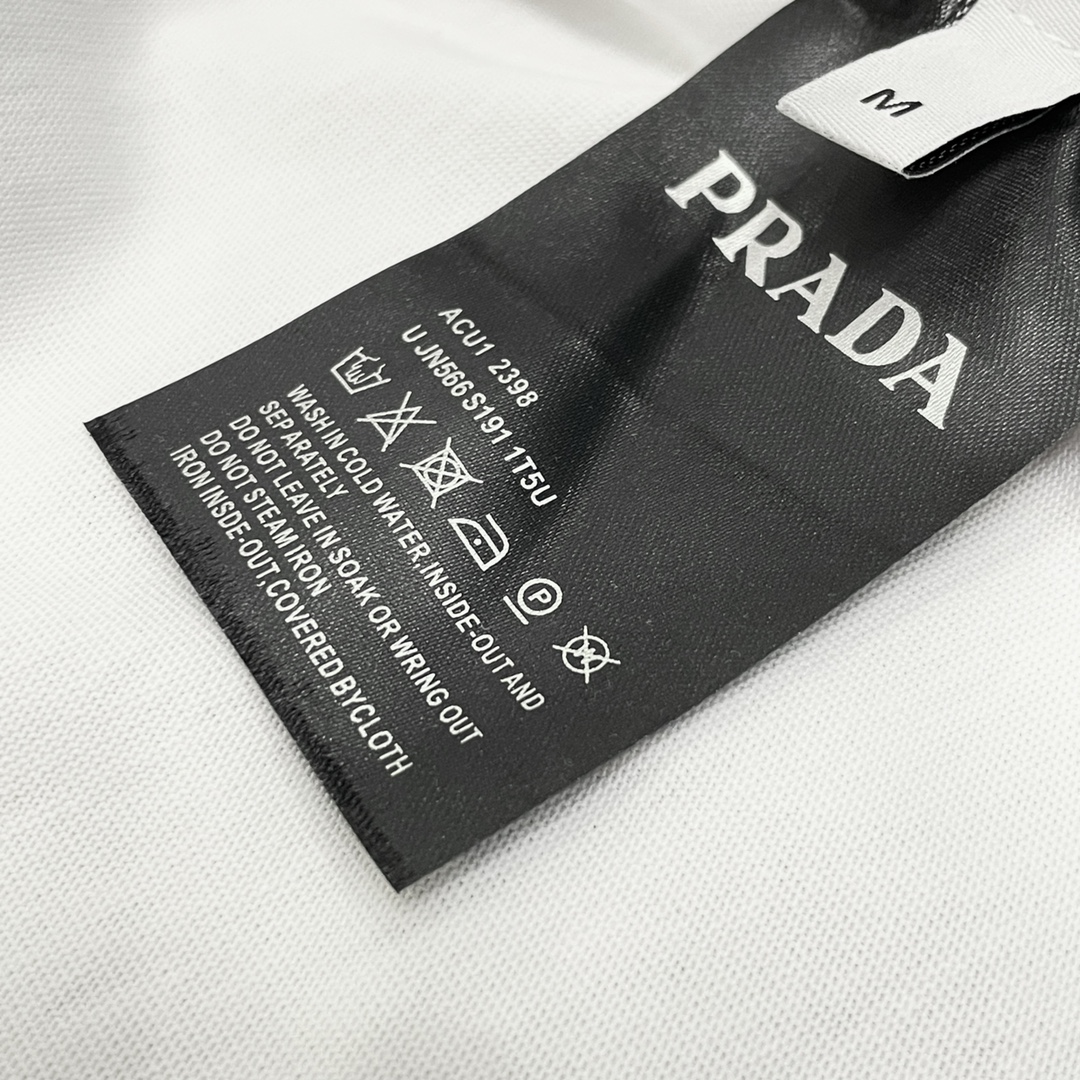 プラダ Prada 25SS スプリングコレクション ブラッシュステッチ ロゴ クルーネックTシャツ-ISETAN PRESTIGE CURATED