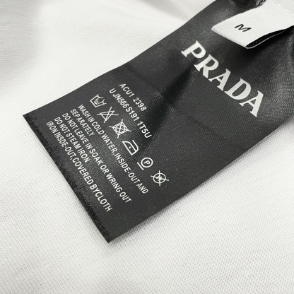 プラダ Prada 25SS スプリングコレクション ブラッシュステッチ ロゴ クルーネックTシャツ-ISETAN PRESTIGE CURATED