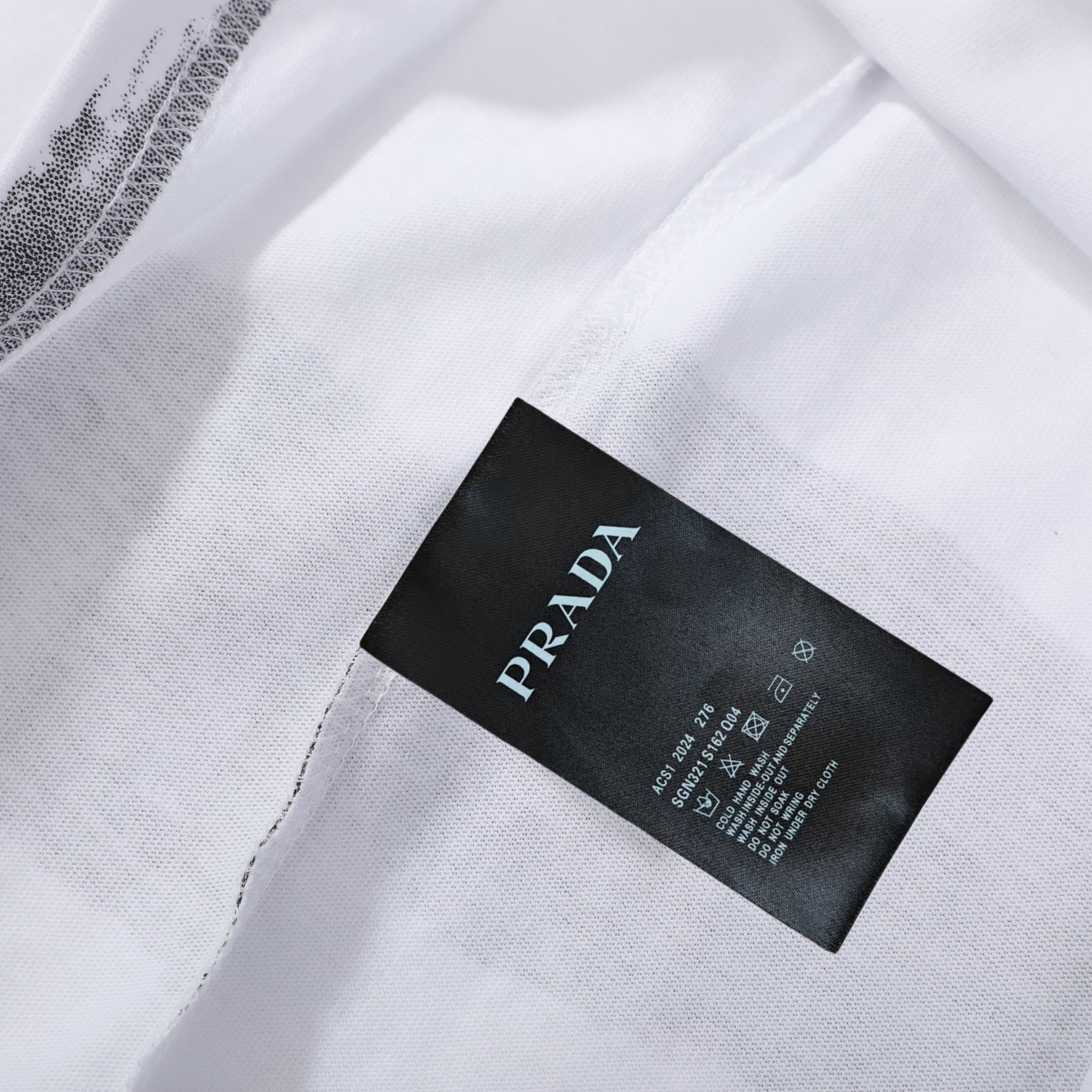 プラダ「Prada」クラシック トライアングルレザーパッチ スプラッターストライプ コットンTシャツ