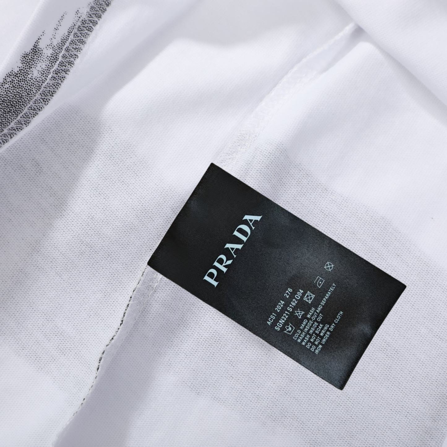 プラダ「Prada」クラシック トライアングルレザーパッチ スプラッターストライプ コットンTシャツ