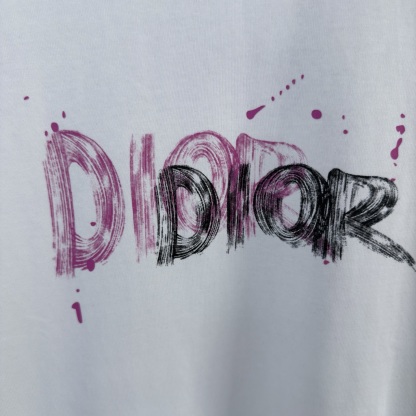 ディオール「Dior」25SS クラシック グラフィティ ロゴ プリントTシャツ