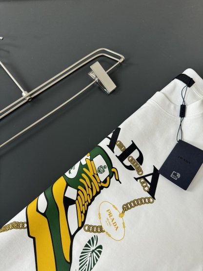 プラダ「Prada」2025SS クラシックロゴ クルーネックTシャツ