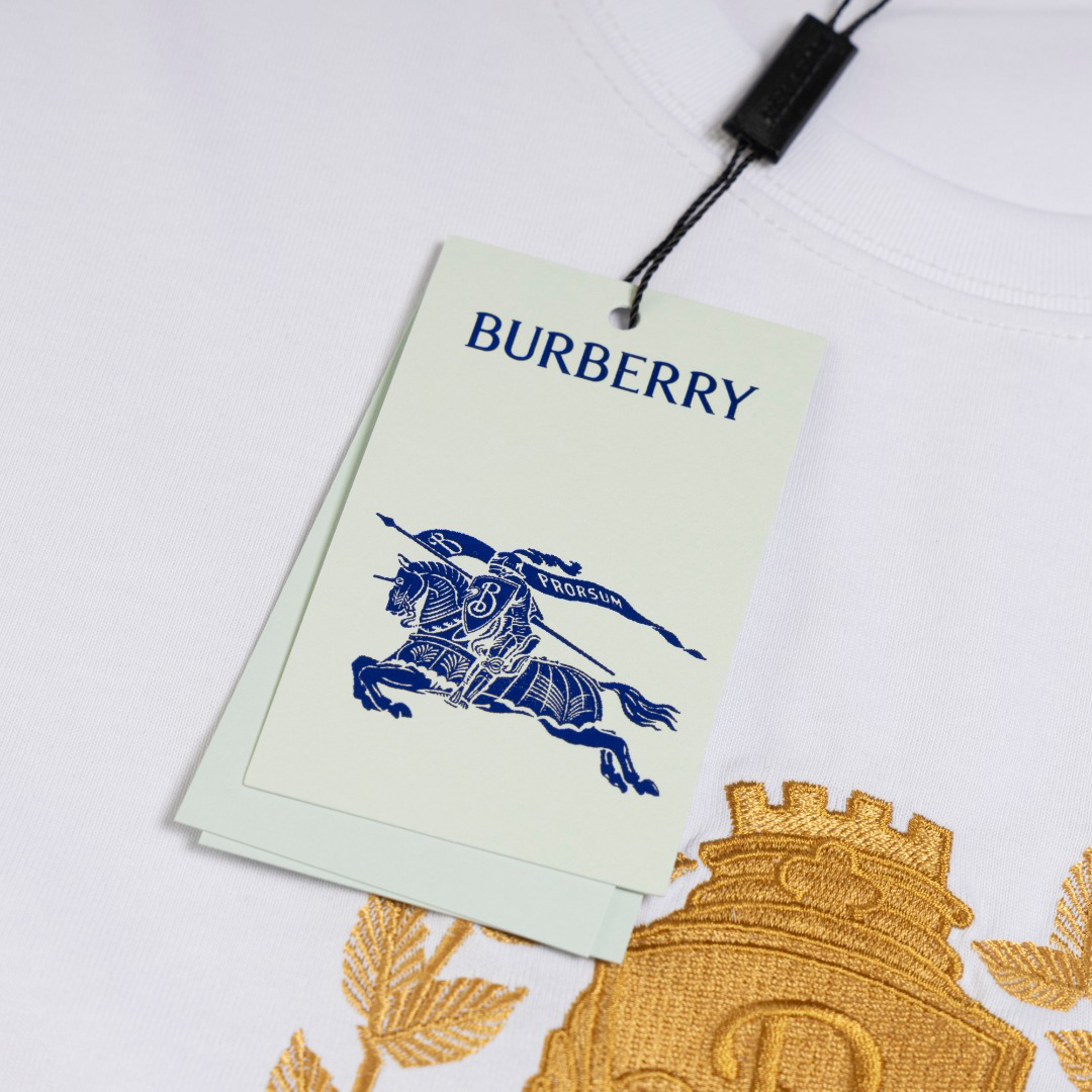 バーバリー「Burberry」ゴールドリーフ ロゴ クルーネック Tシャツ