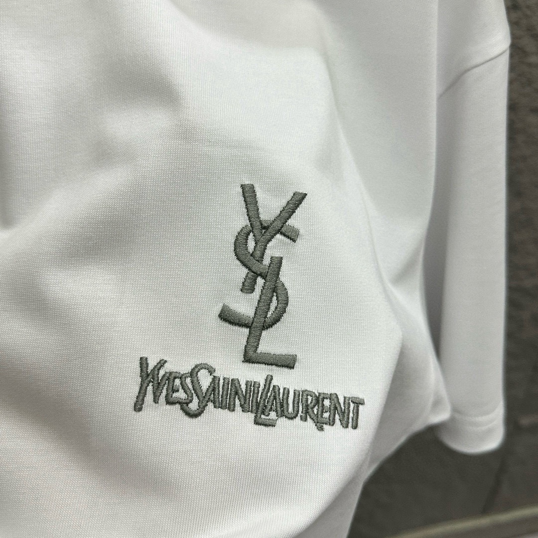 サンローラン「Saint Laurent」2025SS クラシックシルバー刺繍 ショートスリーブTシャツ
