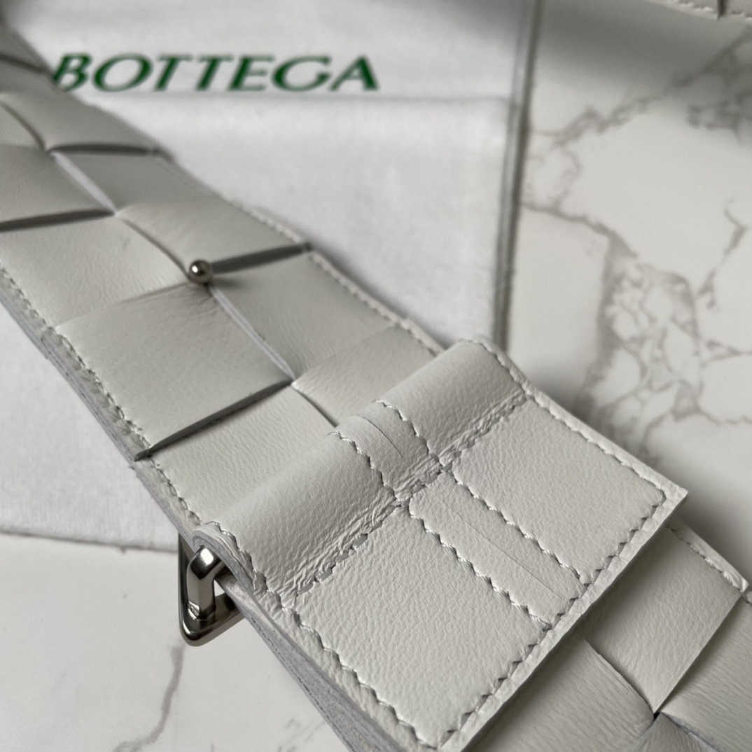 ボッテガ ヴェネタ「Bottega Veneta」レディース ラージ イントレッチオ ベルト100CM