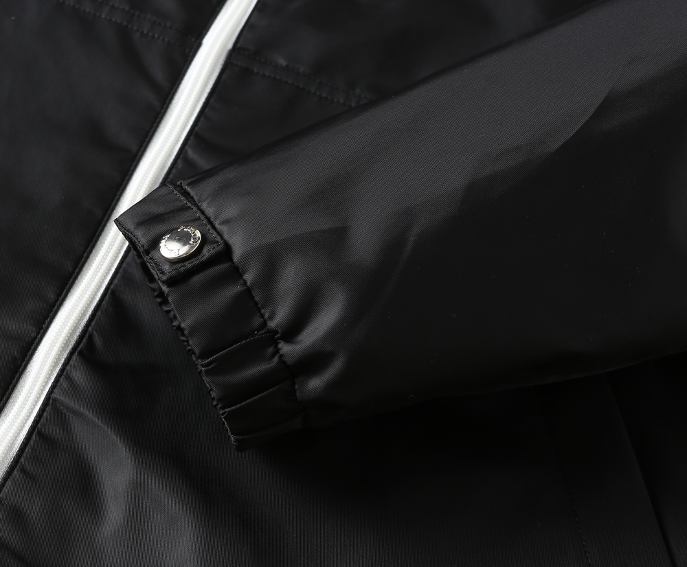 プラダ「Prada」アーリーオータム フード付きジャケット