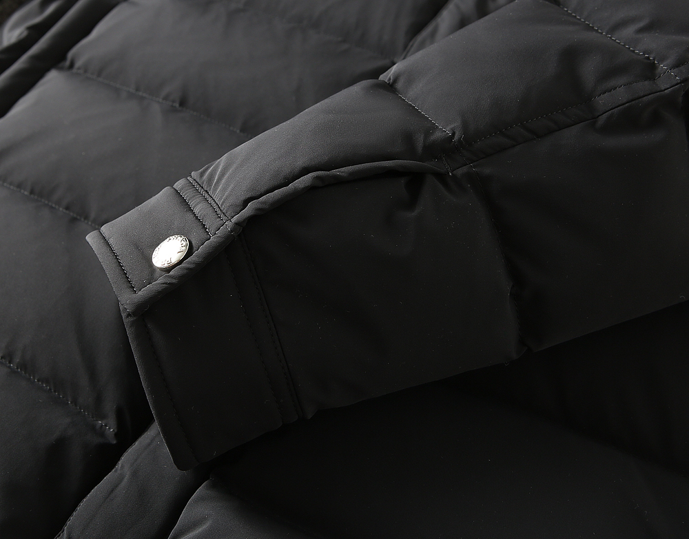 プラダ「Prada」秋冬ダウンジャケット