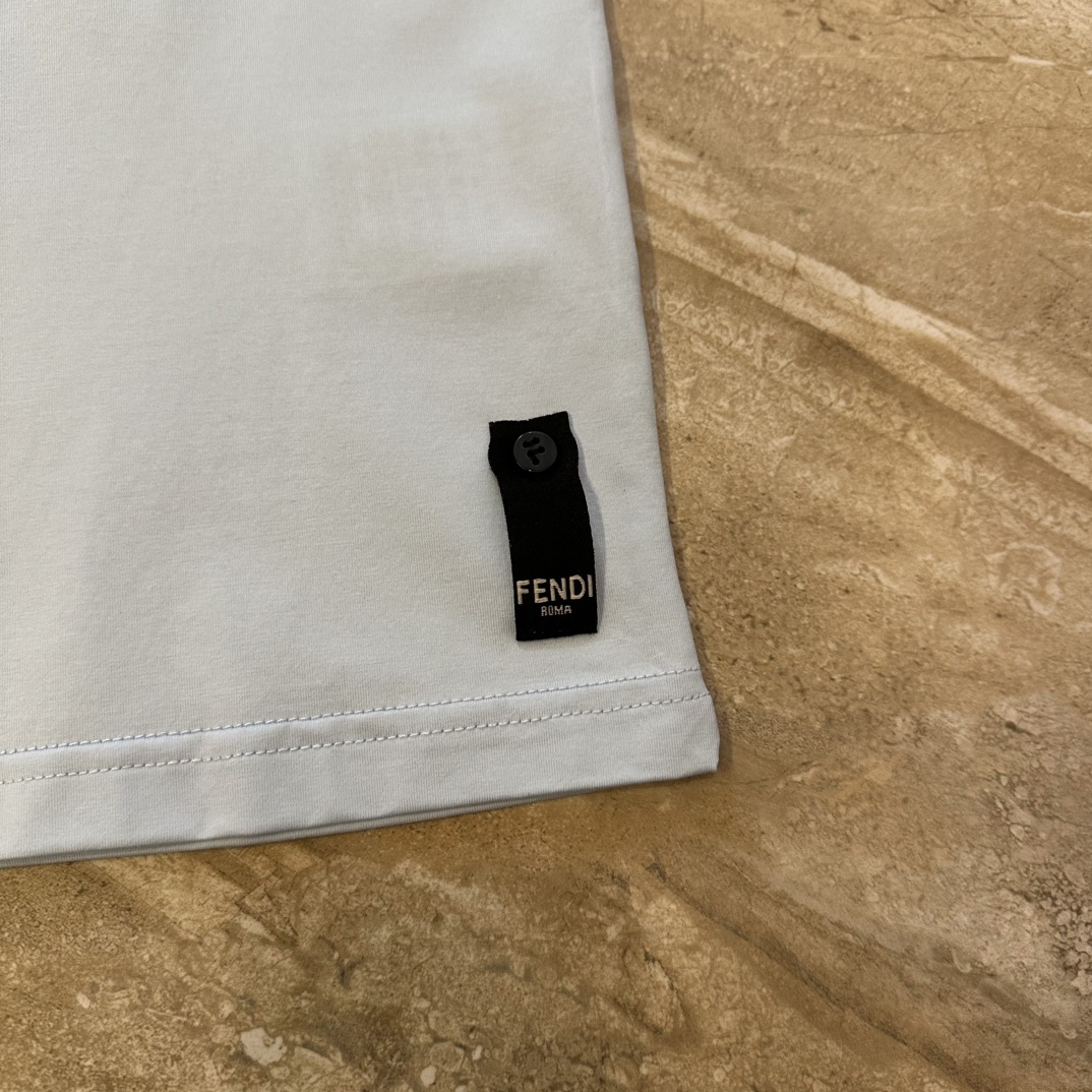 フェンディ「Fendi」2025 SS コレクション シンクロ新作 ラウンドネックTシャツ