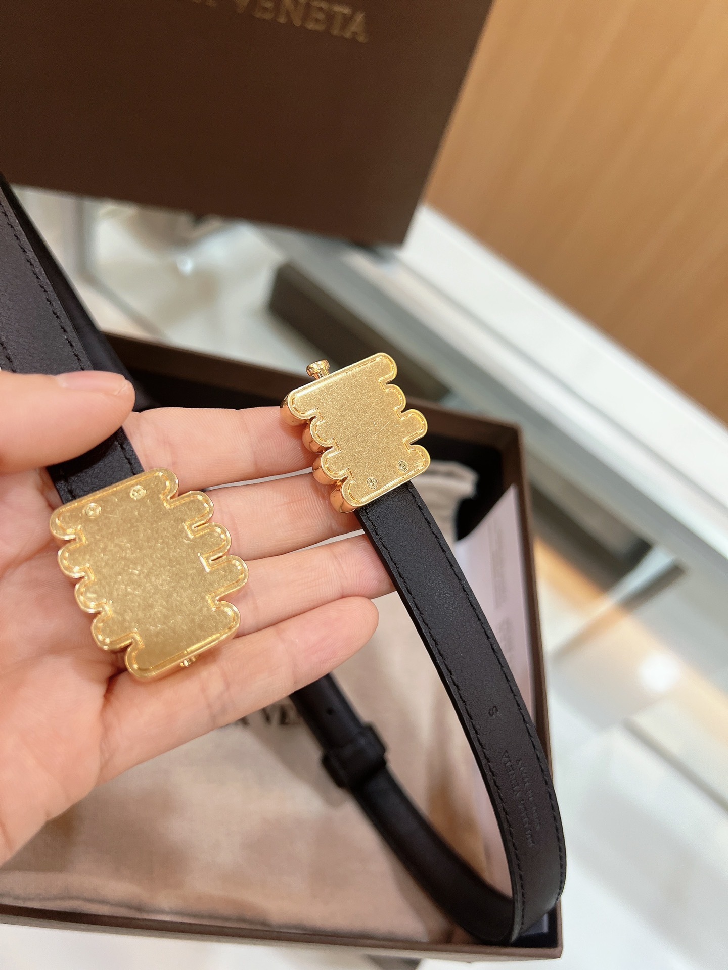 ボッテガ ヴェネタ「Bottega Veneta」ブラック＆ゴールド ラップ ベルト100CM
