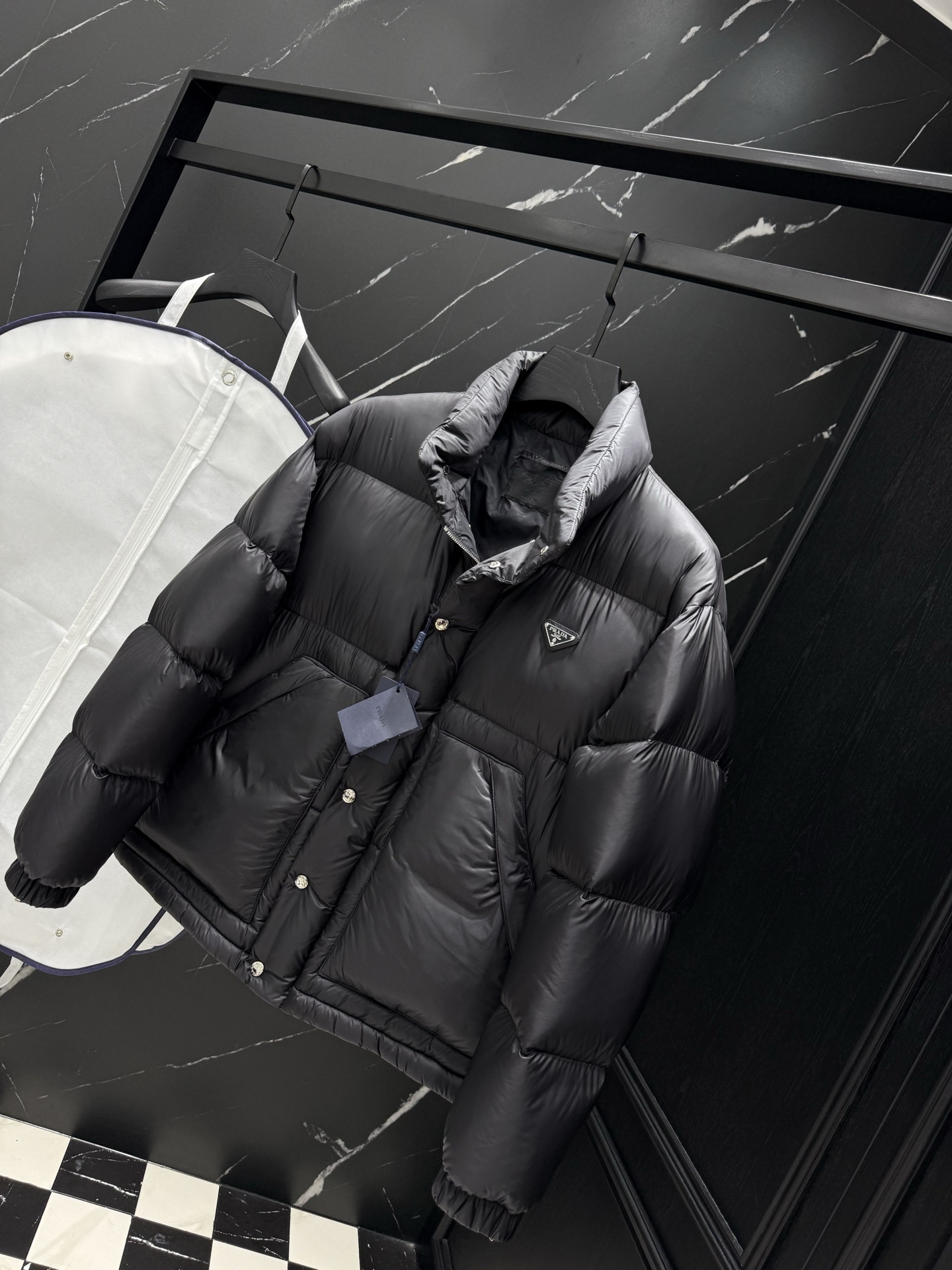 プラダ「Prada」秋冬ダウンジャケット スタンドカラー