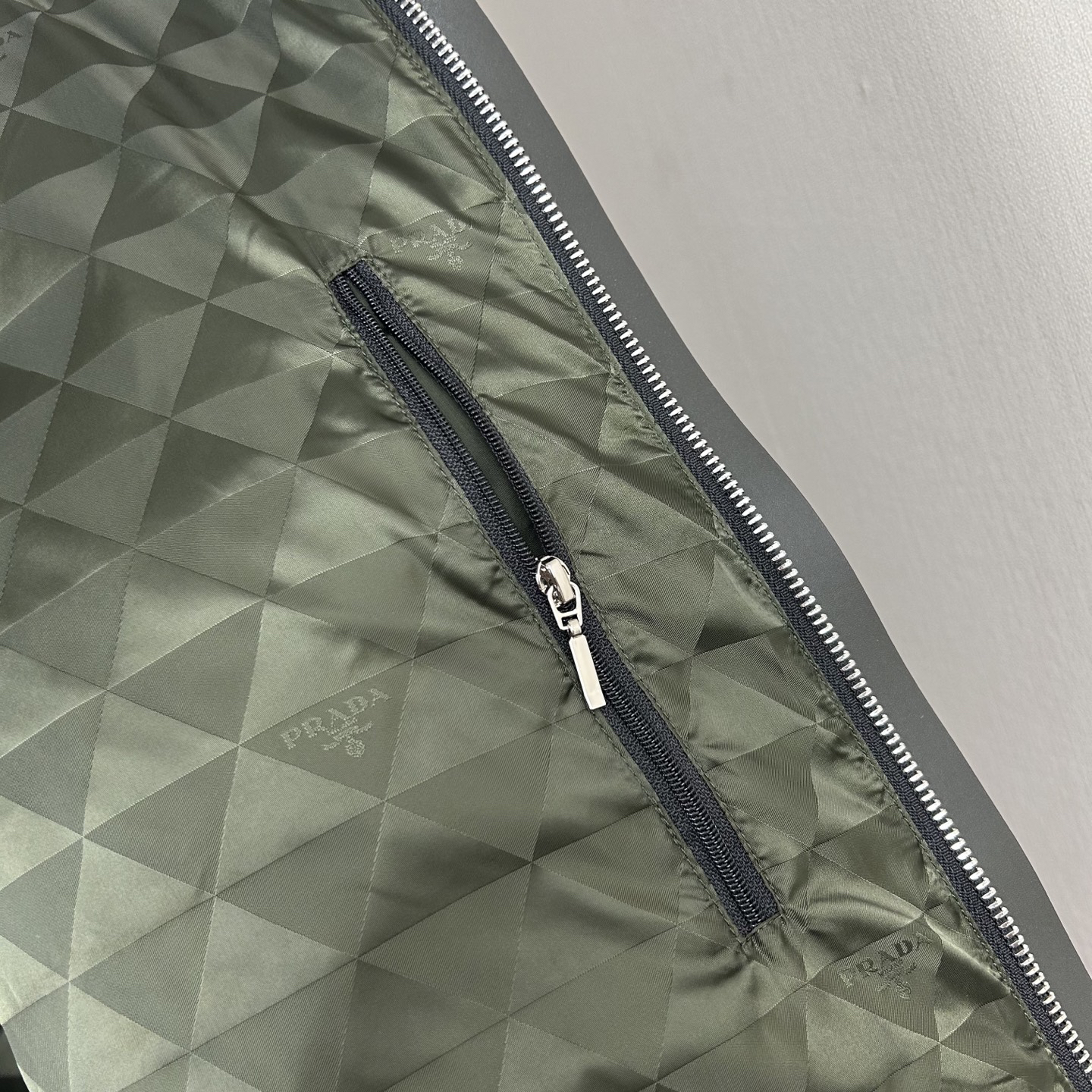 プラダ「Prada」冬の新作 スタンドカラー付きダウンジャケット