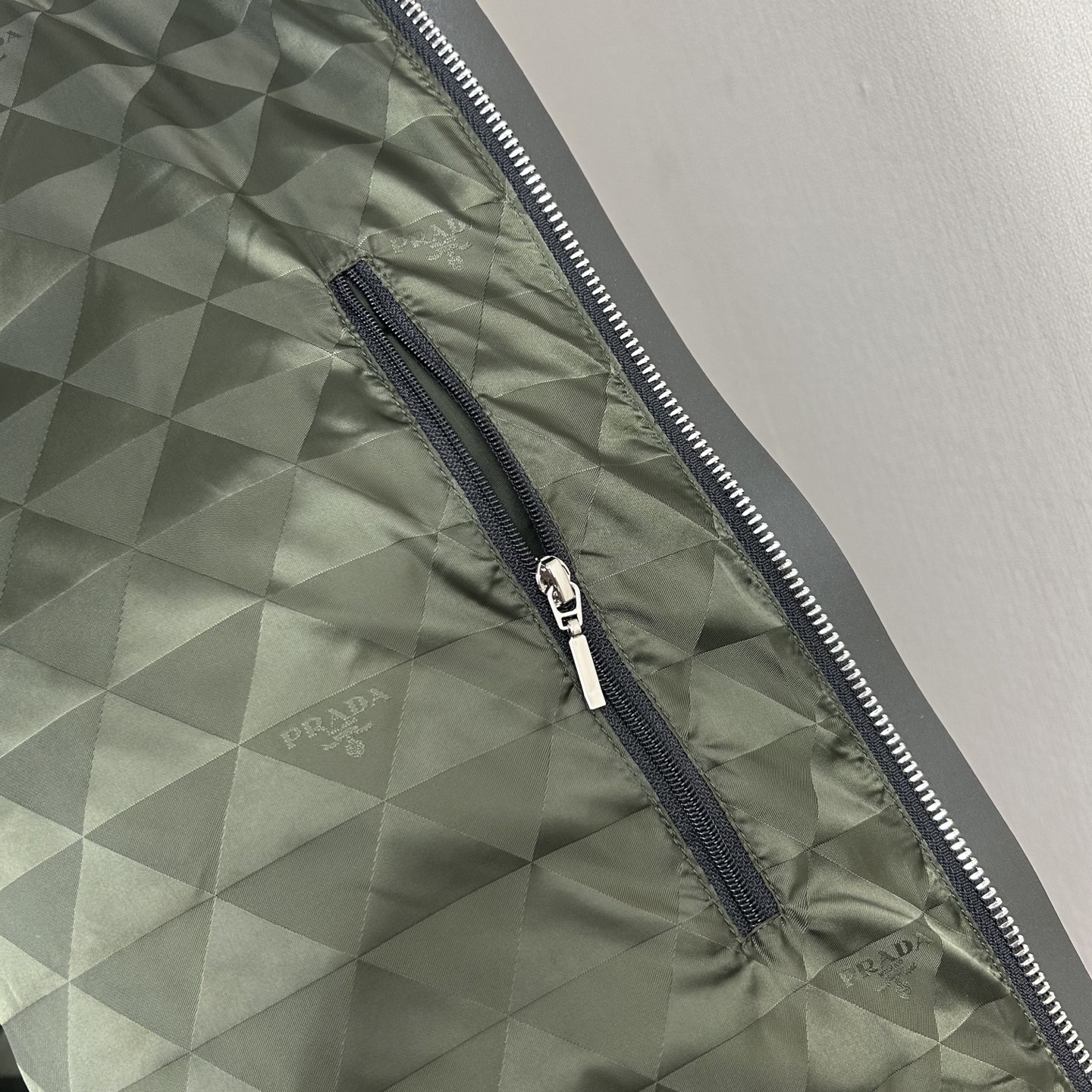 プラダ「Prada」冬の新作 スタンドカラー付きダウンジャケット