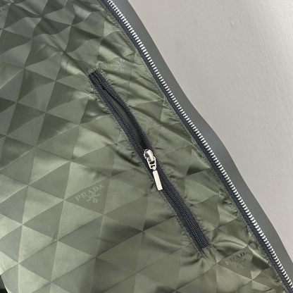 プラダ「Prada」冬の新作 スタンドカラー付きダウンジャケット