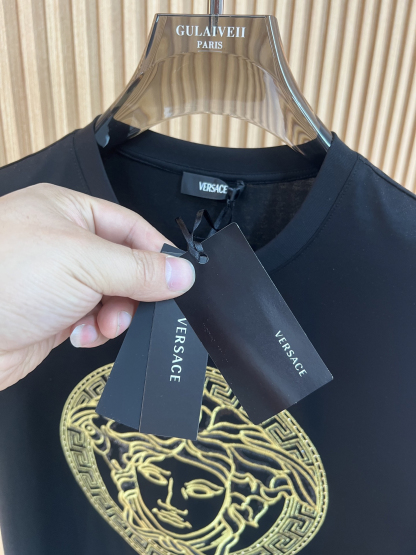 ヴェルサーチ「Versace」2025SS メドゥーサ1978 ハイジュエリー刺繍Tシャツ