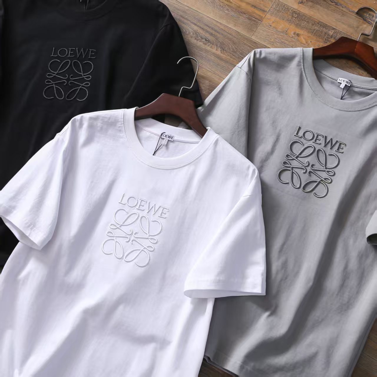 【ワンフォーワン】ロエベ「Loewe」Anagram 刺繍 クルーネック Tシャツ【在庫僅少】