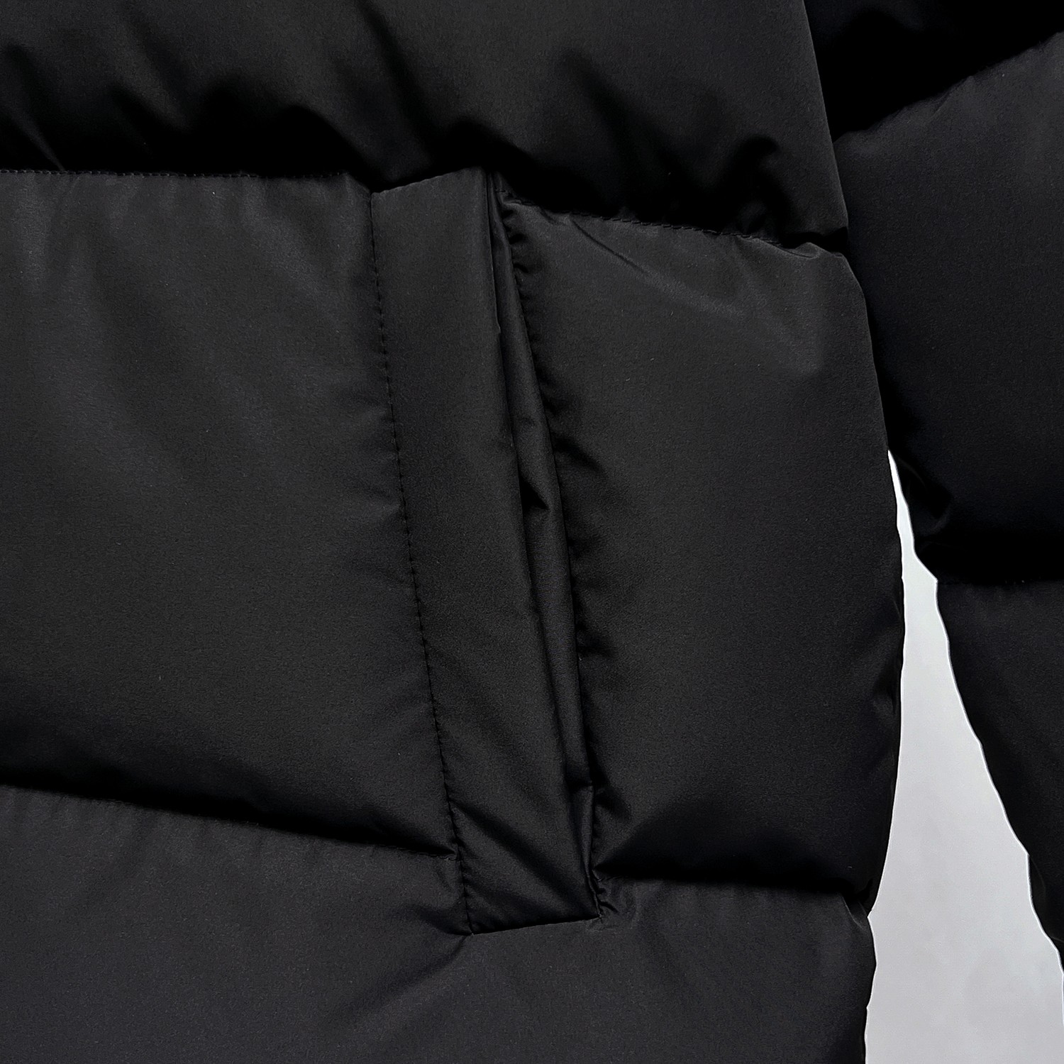 バレンシアガ「Balenciaga」‌ロックバックル刺繍デザイン 男女兼用ダウンジャケット