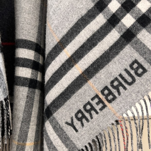 バーバリー「Burberry」リバーシブル チェック ウール ケープ 140 x 140cm