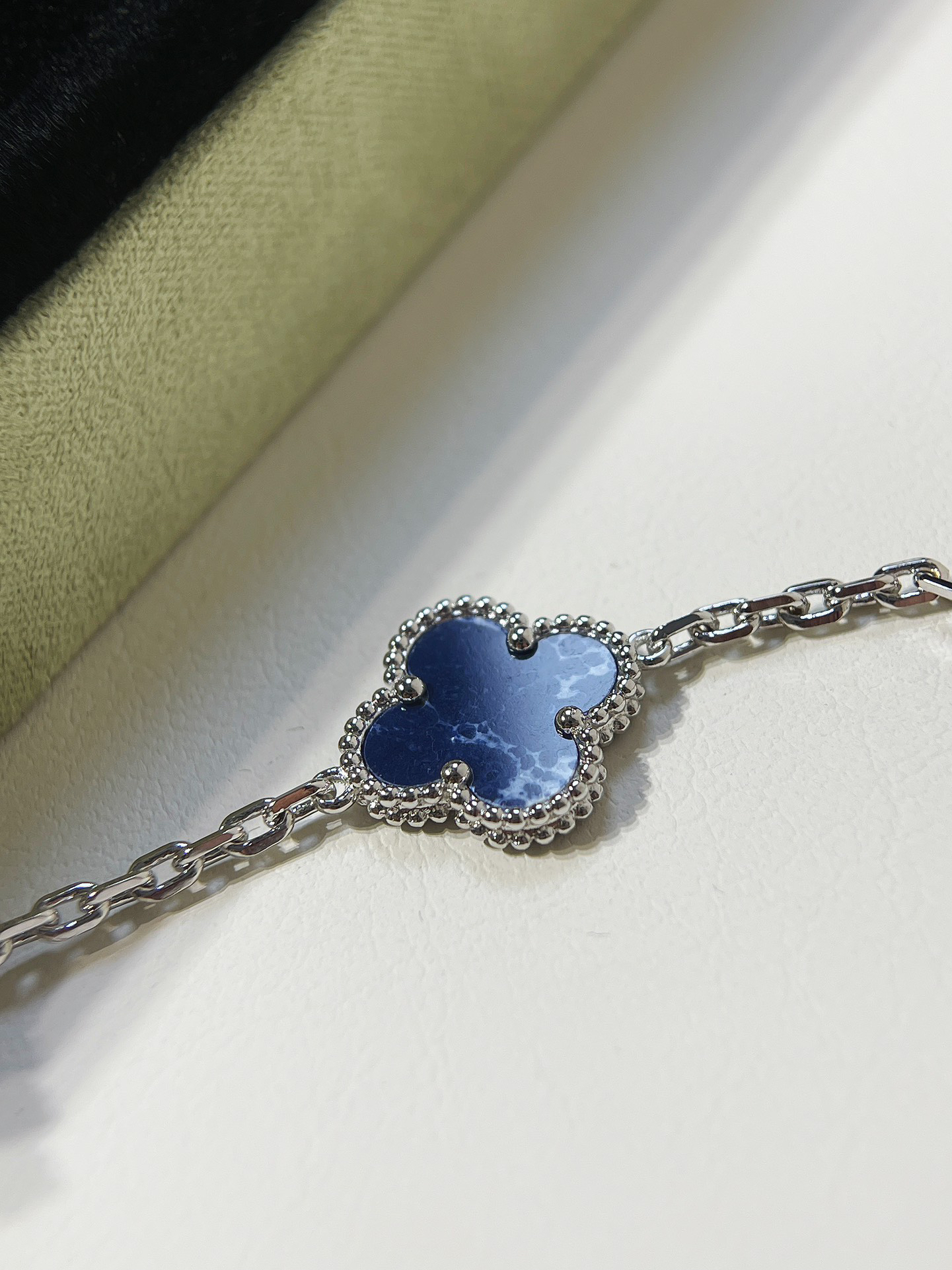 ヴァン クリーフ＆アーペル「Van Cleef & Arpels」 Alhambra 18Kホワイトゴールド ピーターストーン 5フラワー ブレスレット16-18cm