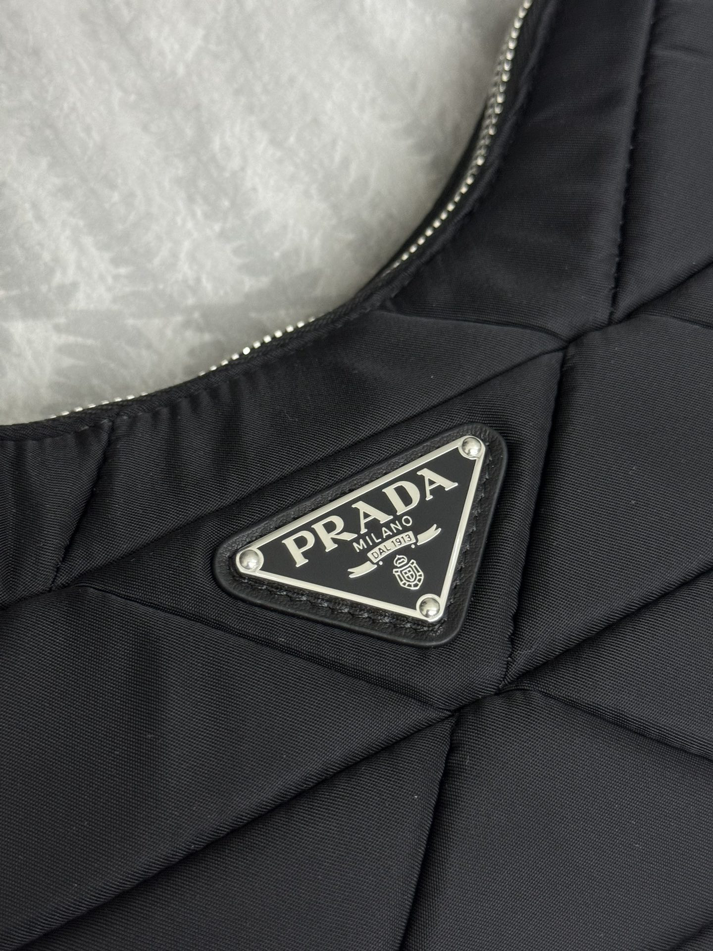 プラダ「Prada」 レ・ミニマ ナイロン ショルダーバッグ