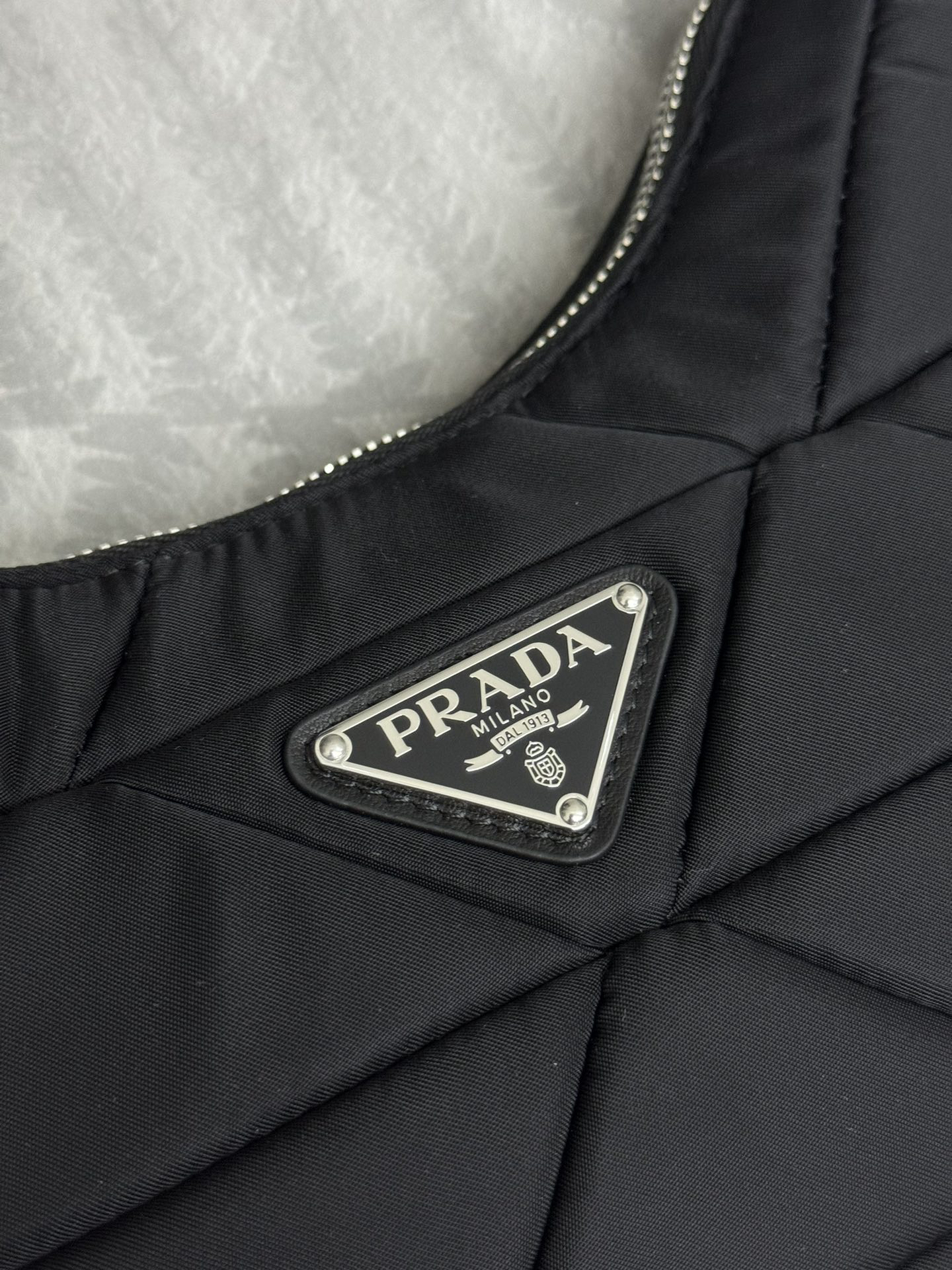 プラダ「Prada」 レ・ミニマ ナイロン ショルダーバッグ