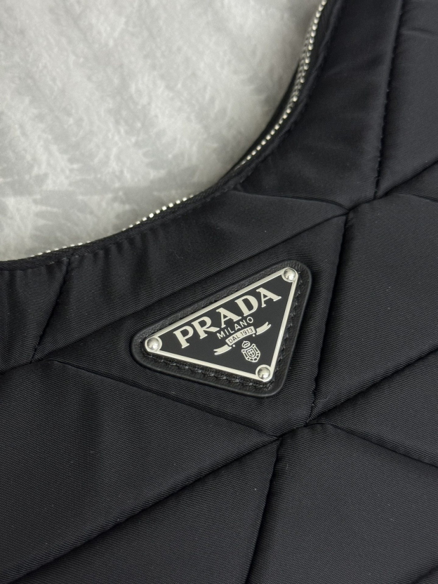 プラダ「Prada」 レ・ミニマ ナイロン ショルダーバッグ