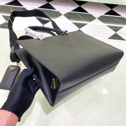 プラダ「Prada」 サフィアーノ レザー ラージ トートバッグ