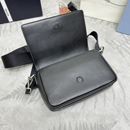 プラダ「Prada」サフィアーノ レザー フラップ ショルダーバッグ