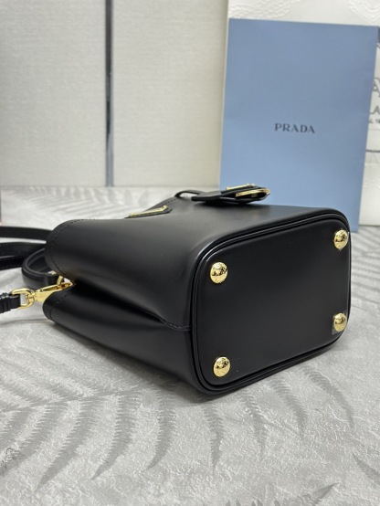 プラダ「Prada」パニエ バッケットバッグ